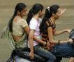 В Индии все больше женщин садятся на скутеры