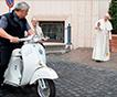 Папе Римскому подарили скутер Vespa
