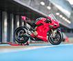 Круг по гоночной трассе на спортивном мотоцикле Ducati Panigale V4 R 2019