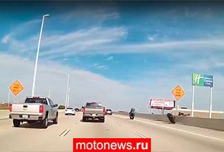 Ужасная и нелепая смерть мотоциклиста попала на видео регистратора