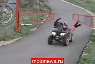 Квадроциклистка с детьми попала в дтп, врезавшись в ворота под Москвой
