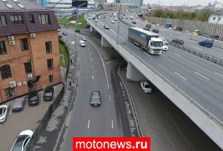 Мотоциклист слетел с моста на парковку в Москве