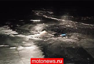 Мотоцикл провалился под лёд на озере Байкал