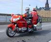 Шведы эвакуируют автомобили на мотоциклах