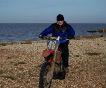Британец оштрафован за езду на байке по пляжу