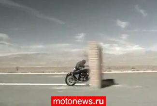 Очередная странная реклама с мотоциклом